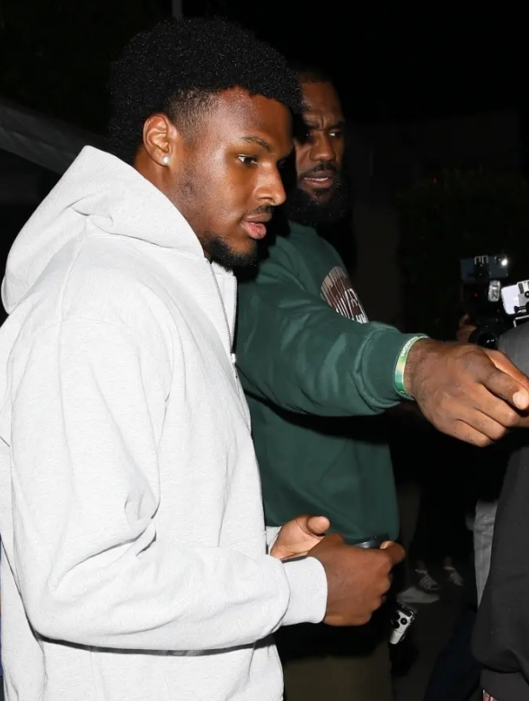 布朗尼弹钢琴全家围观！詹姆斯终于笑了 喊话：我们会陪你走每一步