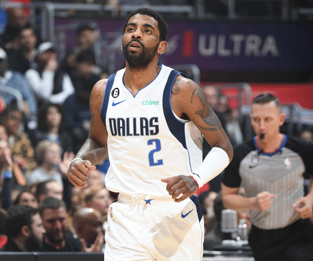 欧文独行侠正式首秀：穿回2号68秒连得8分 东契奇为他起身鼓掌