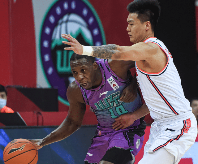 山东挑战广东真没机会吗？外援+后卫线不落下风，只有一个软肋