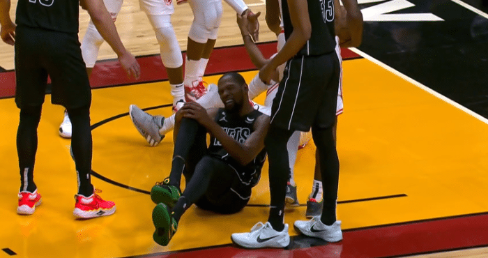 篮网官宣杜兰特伤退：被巴特勒压伤膝盖 里程碑之夜因伤提前退赛