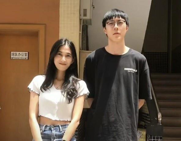 赠送胡明轩电动车的美女球迷是谁？有啥来历？