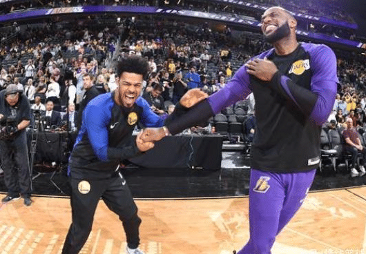 76人三连败引热议：里弗斯一脸沮丧 赛后恩比德拥抱马刺助教