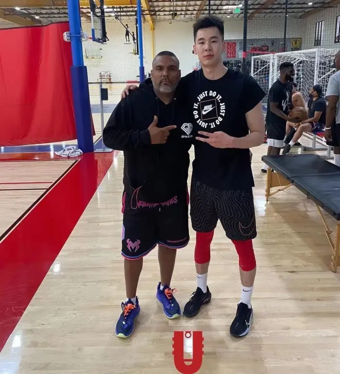 NBA终于有中国球员！郭昊文太长脸了！单场6罚啊！他抓着大汉就打
