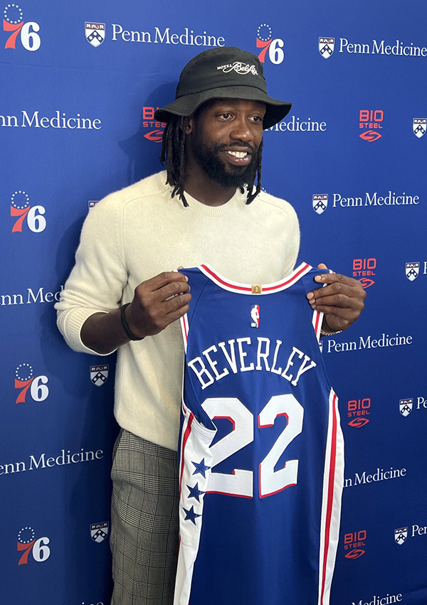 贝弗利正式亮相76人! 目标总冠军并公开喊话哈登: 兄弟留下来