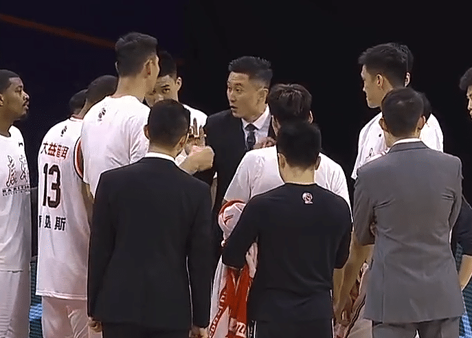 津粤演犯规大战，24分钟29犯规！曾繁日9分钟5犯，徐杰16分钟4犯