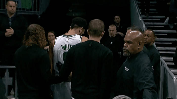 联盟第一又遭打击：绿军大将遭斯玛特误伤 官宣颈部扭伤提前退赛