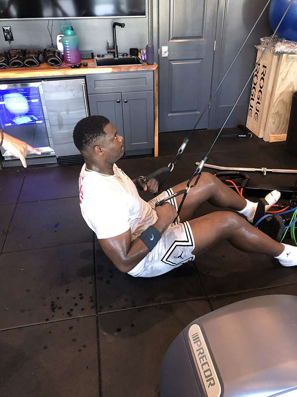 锡安最新训练照曝光：浑身大汗好像瘦了 仍坚信自己能够震惊世界