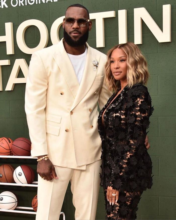 詹姆斯携爱妻宣传电影：詹皇搂着詹嫂帅气亮相 金发萨瓦娜太性感