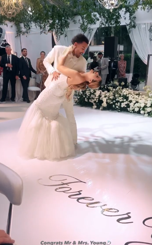 24岁特雷-杨正式结婚：搂着爱妻跳舞满脸笑容 与恩比德同一天完婚