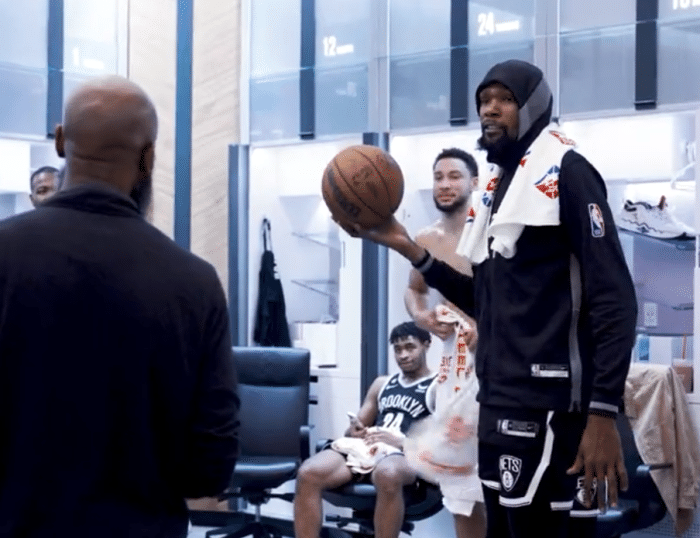 篮网更衣室庆祝曝光：全队欢呼杜兰特恭喜主帅 西蒙斯穿浴巾太抢镜