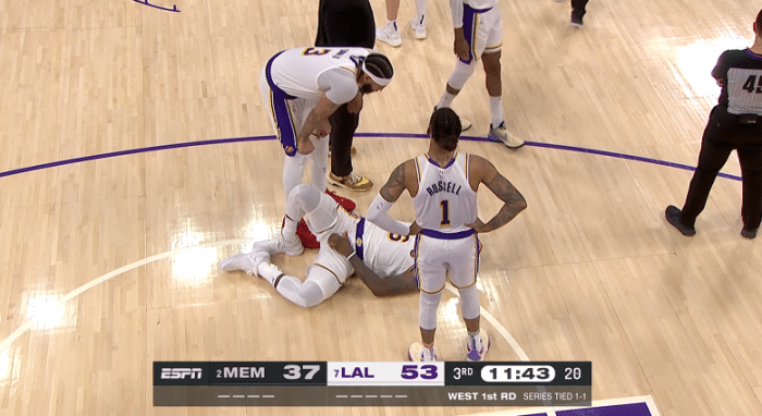 詹姆斯惨遭袭裆痛苦倒地：狄龙吃到二级恶犯 直接被驱逐离场