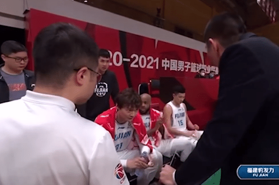 官宣！CBA鱼腩主帅遭重罚，暂停时曾教唆队员使阴招