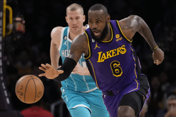 湖人官宣年终大战伤情：詹姆斯大概率带伤出战 冲击更多历史第一纪录