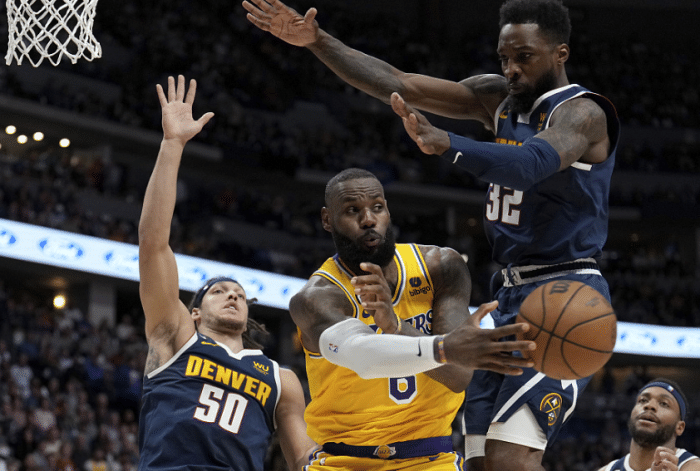 詹皇崴脚险受伤：表情痛苦拒绝下场 湖人反超八村17分半场最高