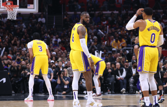 詹姆斯最新伤情：腹股沟拉伤仍参加训练 获康复利好大概复出时间曝光