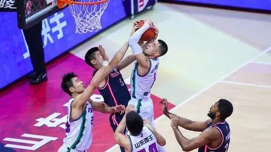 牛啊！CBA最炸土豪队！一个夏天扔出1.5亿！广东宏远真要小心他们