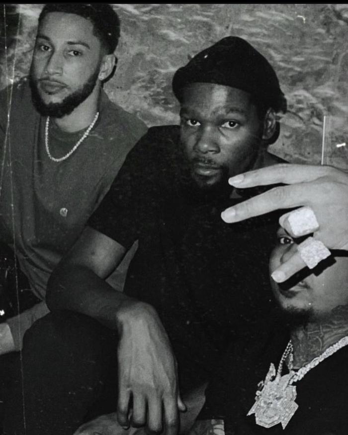 杜兰特与西蒙斯现身夜店曝光：女郎在他们面前摇摆 KD跳舞玩嗨了