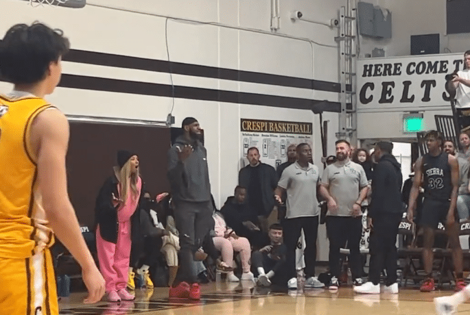 布朗尼暴扣后狠拍篮板庆祝吃T 詹姆斯和詹嫂摊手抱怨十分不满