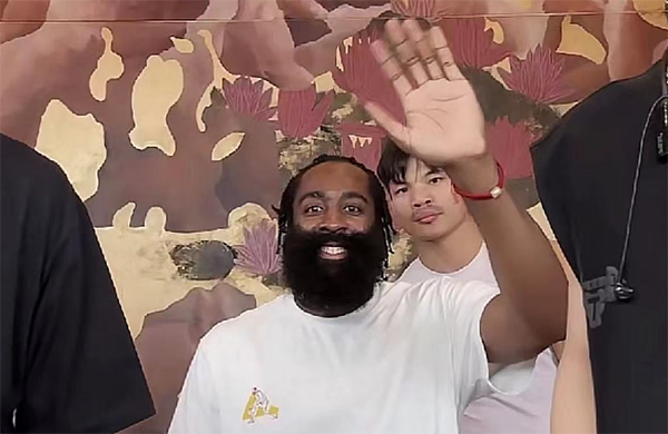 划清关系！哈登未在76人球衣签名，小杨哥怒斥采购，直呼失职