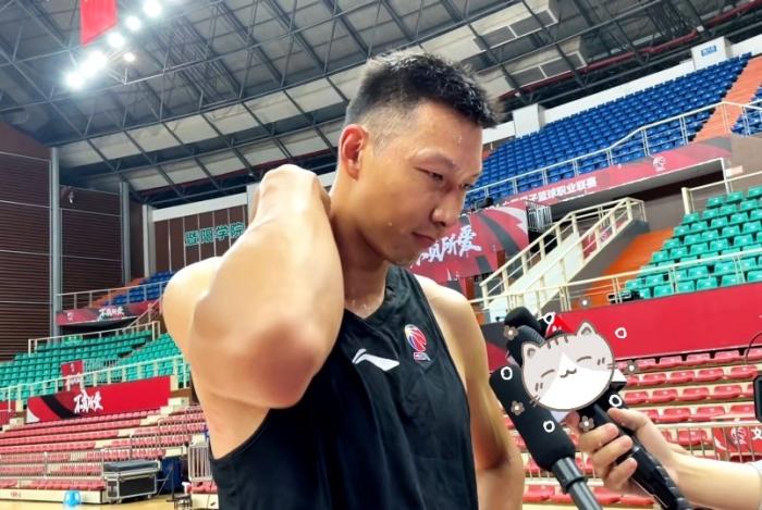 《沈阳日报》爆料：易建联复出打总决赛，广东随队记者嘲讽打脸对方
