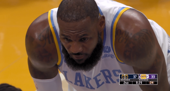 37岁詹姆斯上篮被筐帽+投出离谱三分 名嘴：他也不得不服老