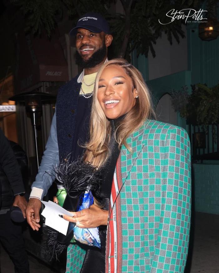 詹姆斯携妻参加生日晚宴：老詹夫妇开怀大笑 萨瓦娜钻戒闪闪发光