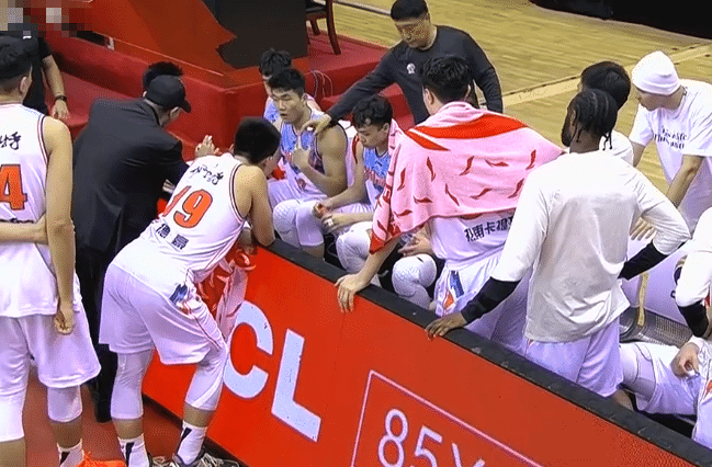 双塔轰46分34板！新疆险胜辽宁，全队罚球32中14太尴尬