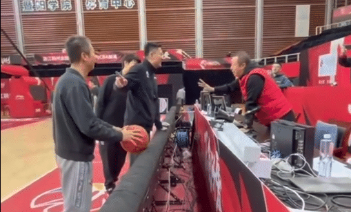 CBA裁判篮球赛第二场！杜锋郭士强和邱彪执法，闫军三分球神准