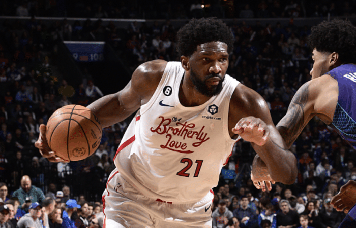 恩比德53+12狂刷11纪录：超越詹皇比肩众传奇 坐场边兴奋跳舞庆祝