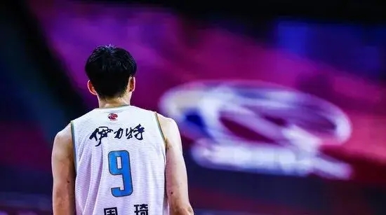 官宣！易建联终于回来了！为队友扔掉顶薪！CBA整整等他1年