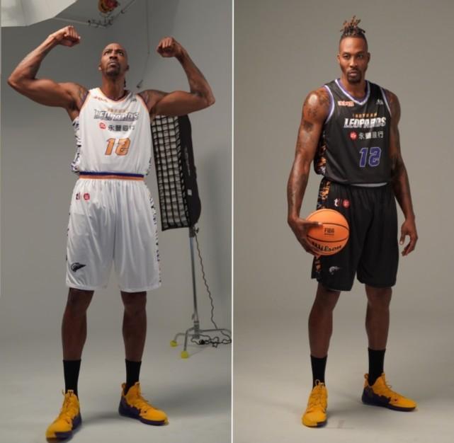 霍华德云豹定妆照出炉！赤膊备战T1首秀肌肉抢镜 弹钢琴小露一手