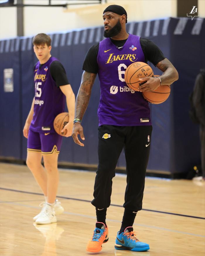 湖人官宣G1伤情！哈姆确认全员出战 詹皇冰敷双膝浓眉苦练冲首胜