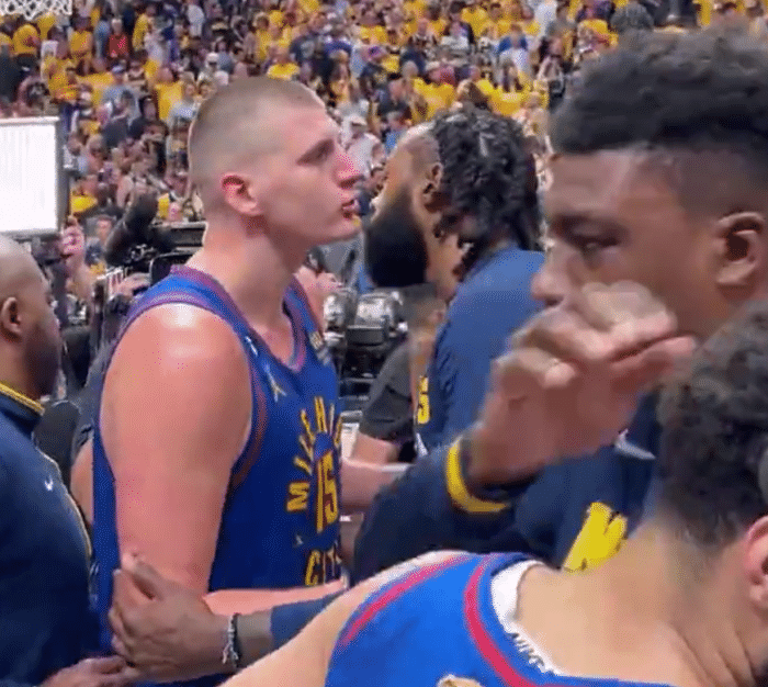 约基奇和队友亲吻庆祝：嘴对嘴都快亲上了 拿下G1仍直言不兴奋