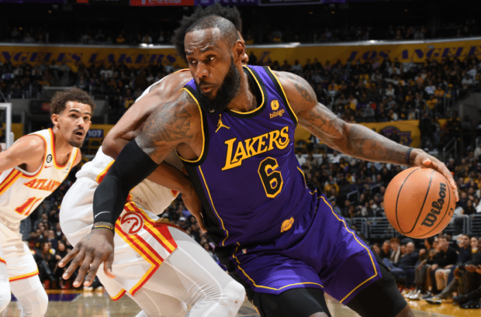 湖人双巨大笑一幕曝光：詹眉替补席笑翻天 38岁詹皇63秒两扣太狠