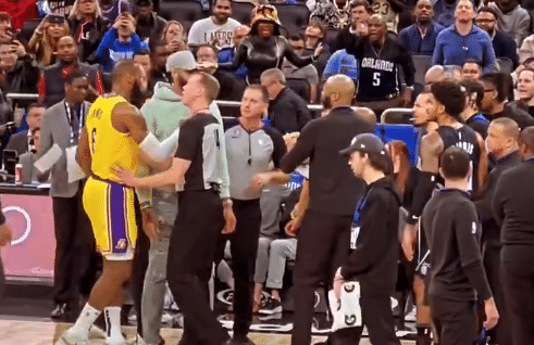 詹姆斯遭嘲讽！与替补起口角冲突，赛场回应：1V3展现腰腹力量