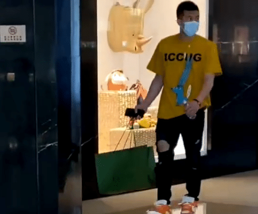 郭艾伦缺席全运会预赛！养伤期间独自逛商场，球迷：果然是单身