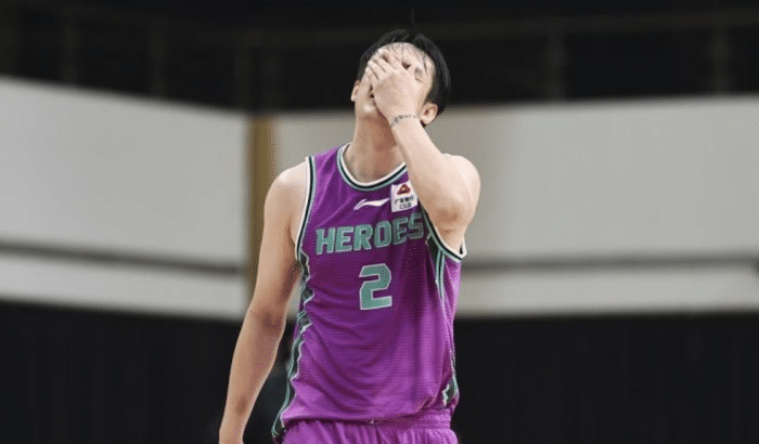 CBA热闻！丁彦雨航伤停8周，郭艾伦婉拒日本球迷追着要签名+合影！