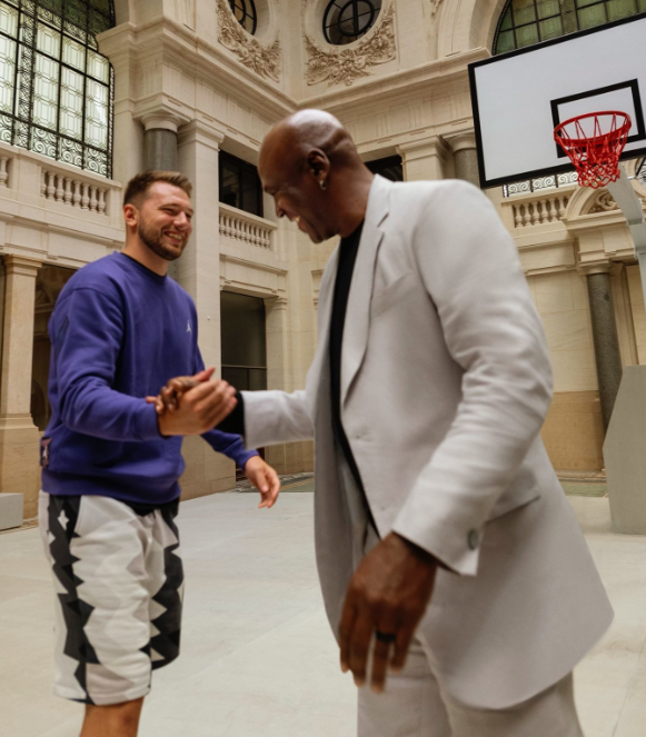 恭喜东契奇获大合同：已与AJ续签至2029年 已拥有两款签名战靴