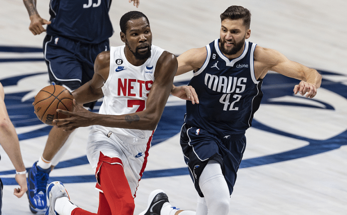 杜兰特26分又遭里程悲：错失绝平罚球遗憾惜败 多次与东契奇互喷