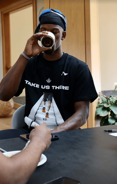 效仿乔丹？巴特勒总决赛G1前打牌曝光 双手抄兜自信入场：再赢四场