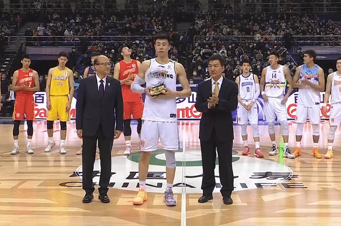 大赢家！张镇麟星锐MVP+扣篮大赛满分，联赛业余一幕引热议