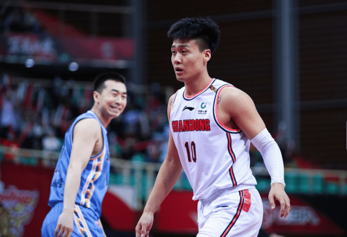 绝杀首钢，广东男篮什么反应？周鹏采访、朱芳雨举动诠释冠军底蕴