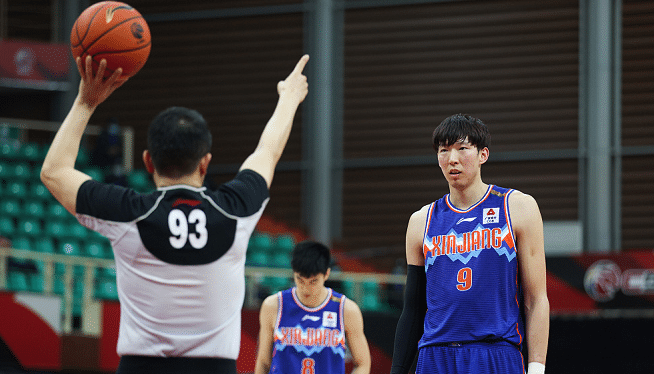 登热搜榜！热议周琦退赛，舆论两极分化，名记怒斥：谁还敢用？