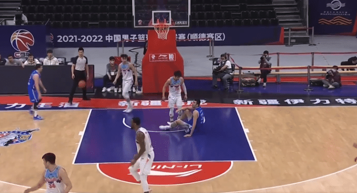 14分钟5犯！于德豪情绪失控，胳膊勾倒张兆旭，被推搡险引发冲突