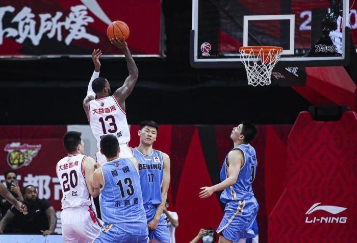 京粤大战结束！北京险完成黑九奇迹！超级外援准三双，王骁辉假摔惹争议