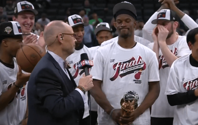 众生相！巴特勒手持奖杯引热议，复制阿根廷门将行为，马丁抢镜