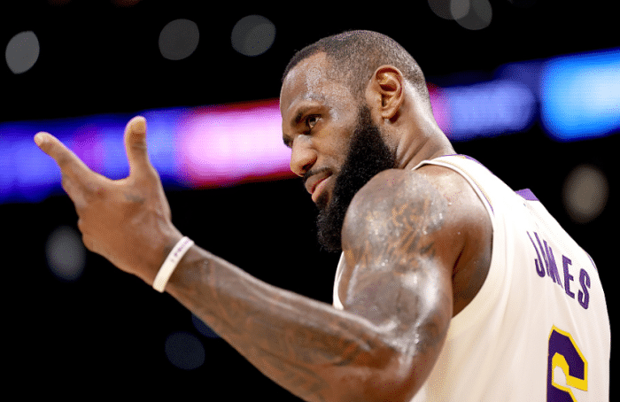 詹姆斯38000分狂刷11纪录：湖人生死时刻不喊暂停 老詹扭头沮丧离场