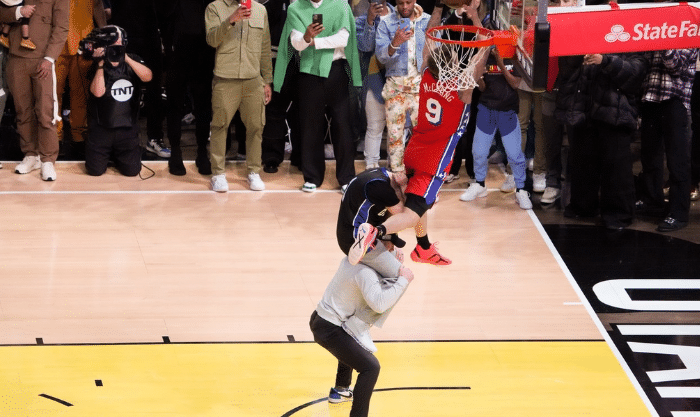 扣篮王出炉！麦克朗碾压夺冠，飞跃两人打板暴扣，连续获满分