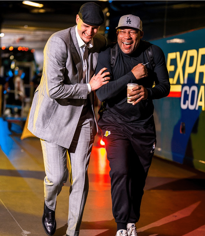 约基奇搂抱湖人主帅引热议：两人咧嘴大笑 此前哈姆调侃要绑架约老师