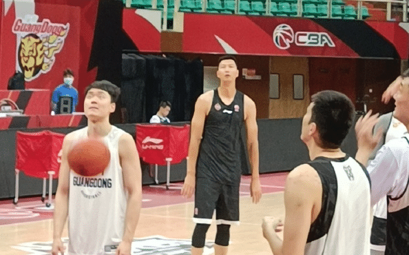 隔空对话！杜锋调侃杨鸣别有太大的压力，辽篮主帅回应：反弹